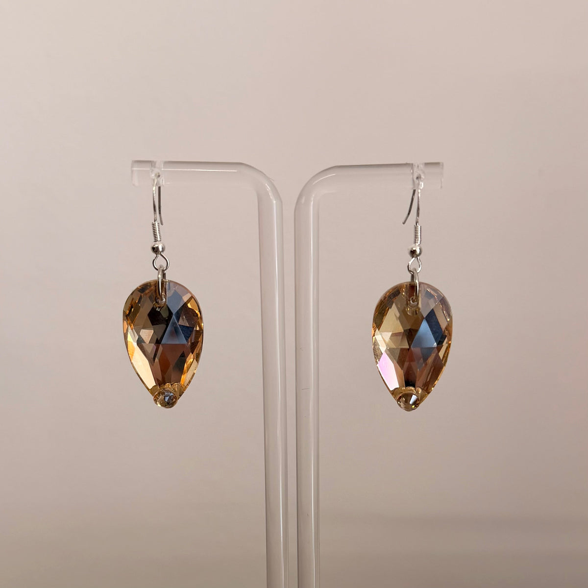 1 Drop Earrings in Pear Drop