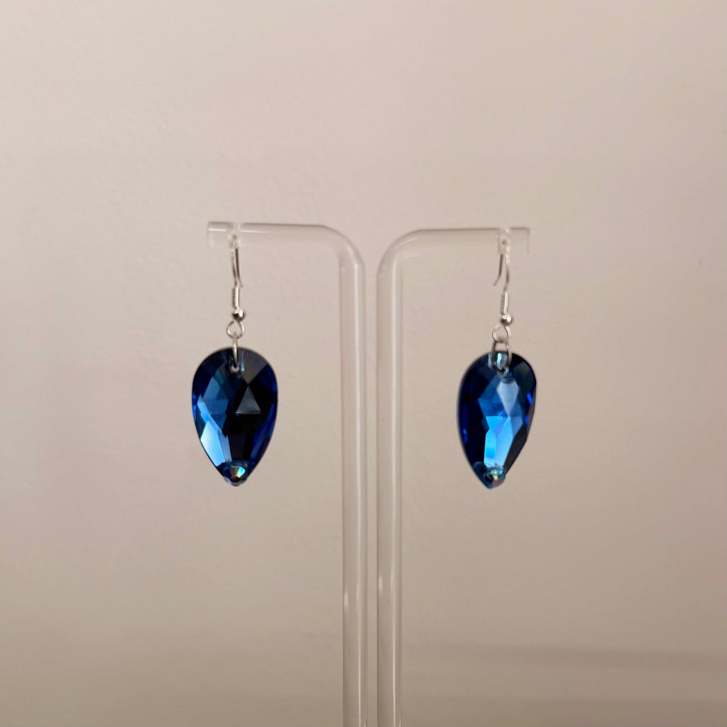 1 Drop Earrings in Pear Drop