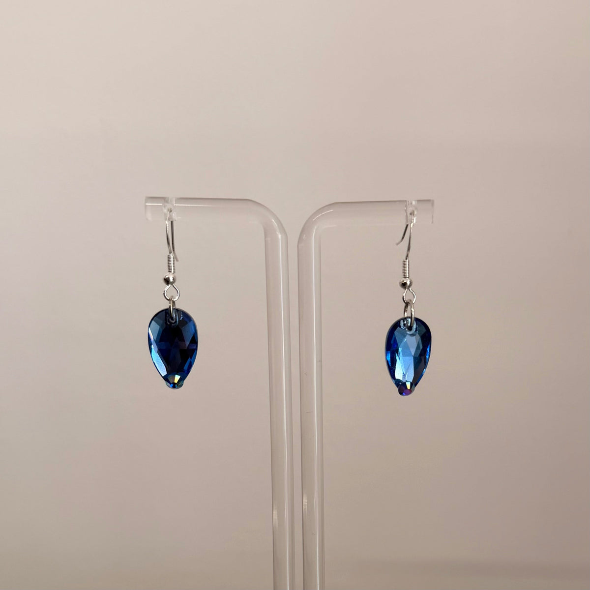 1 Drop Earrings in Pear Drop