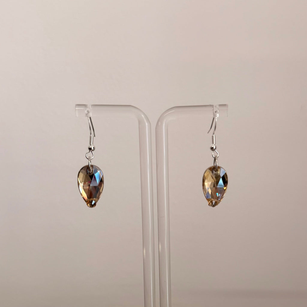 1 Drop Earrings in Pear Drop