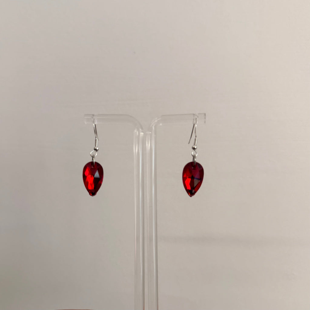 1 Drop Earrings in Pear Drop