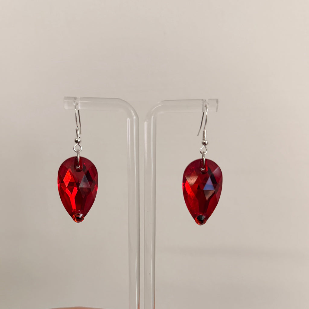 1 Drop Earrings in Pear Drop
