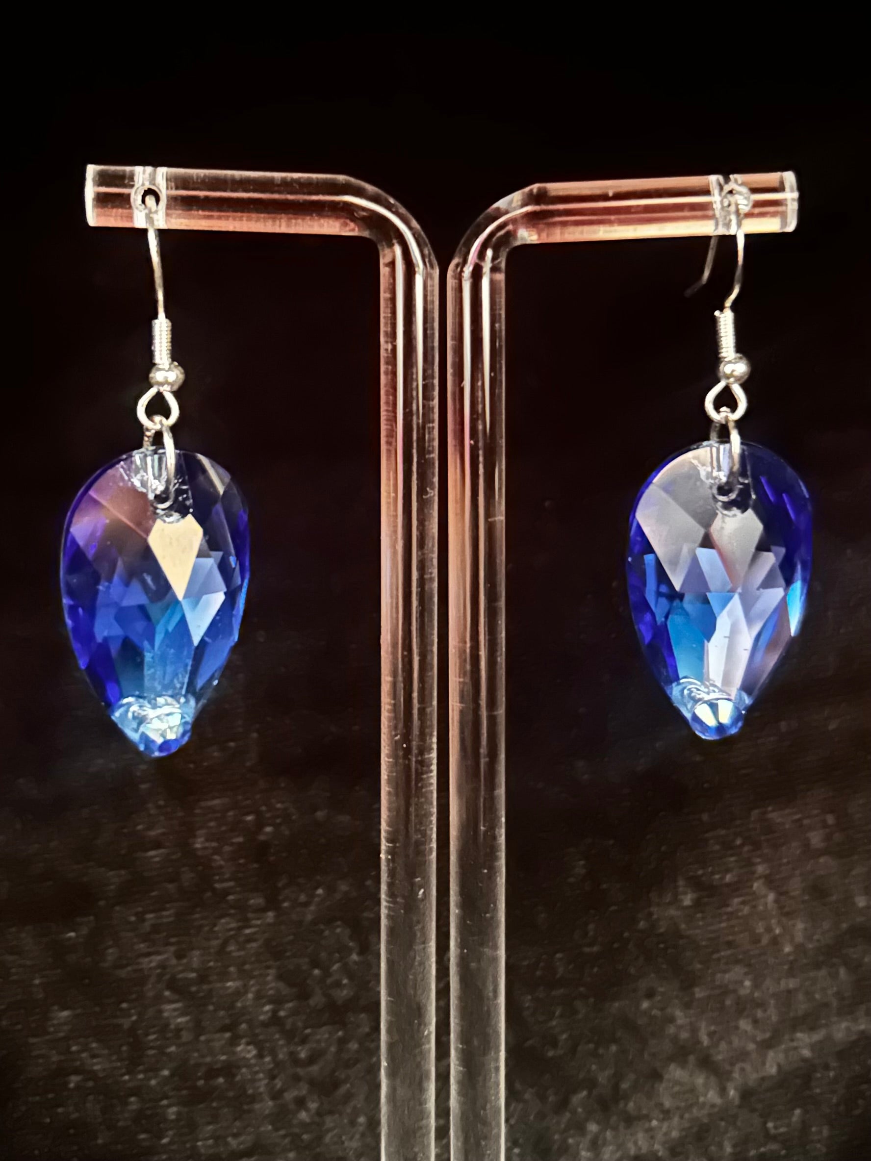 1 Drop Earrings in Pear Drop