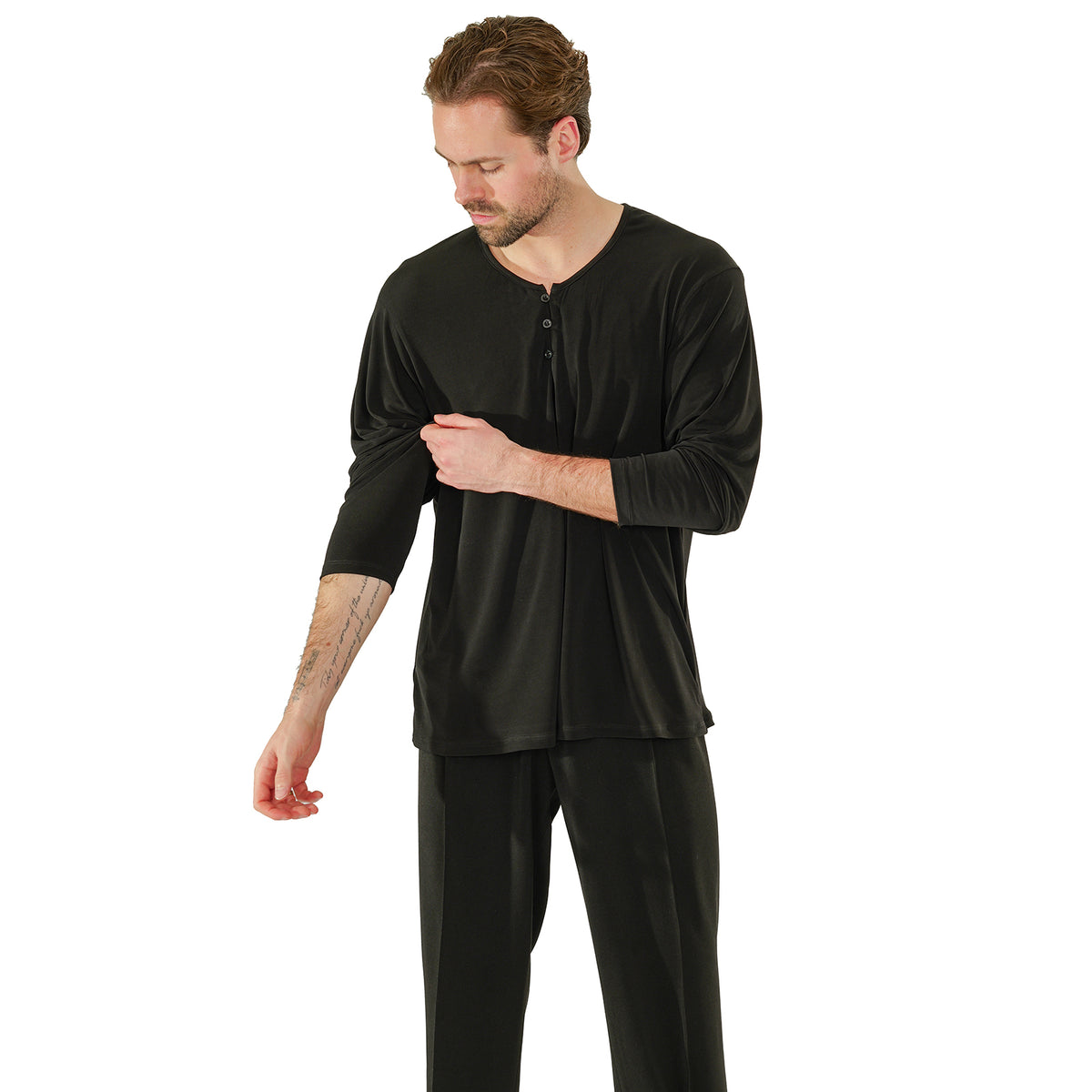 Man wearing the DSI 3973 loose fit jersey practice top